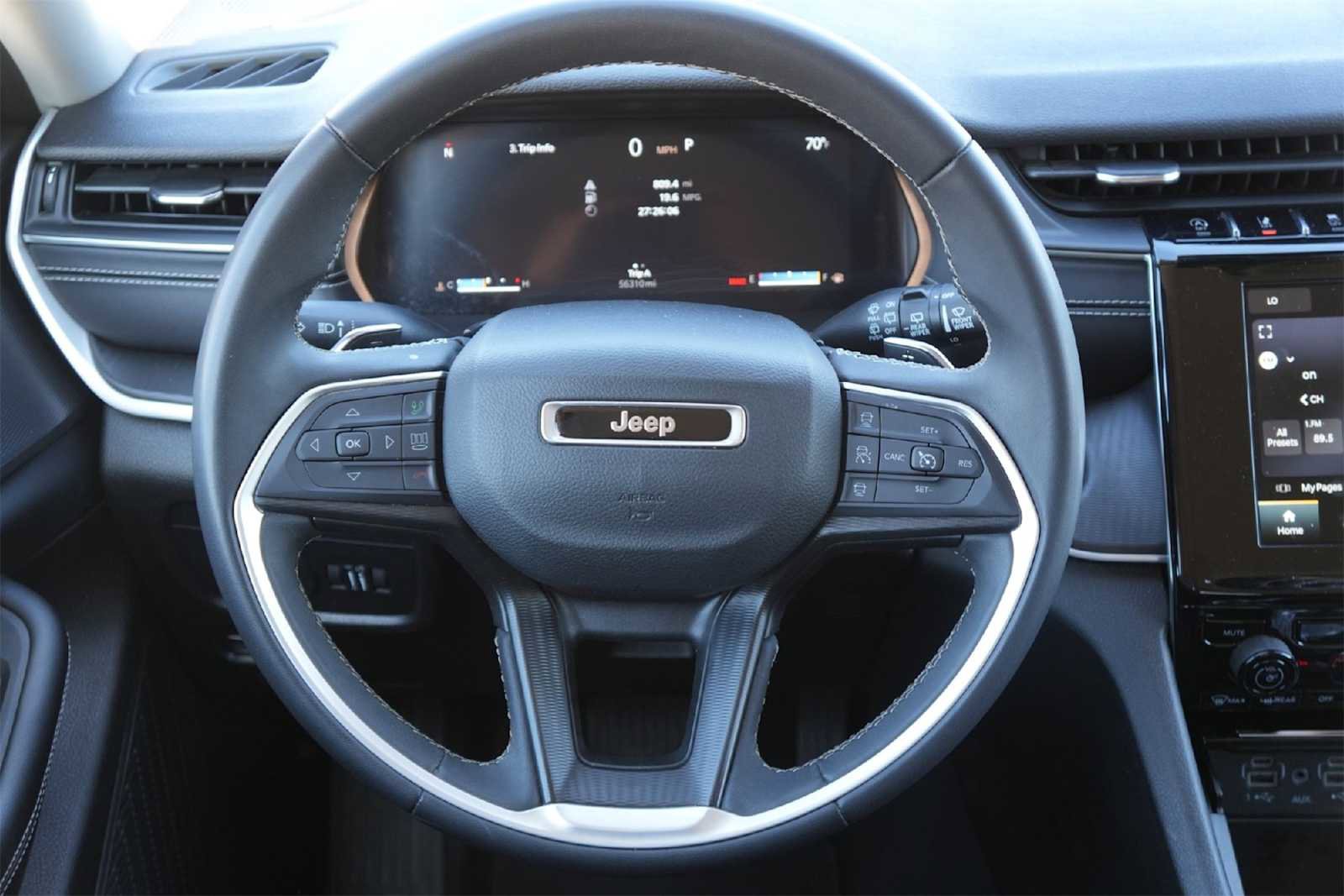 Used 2023 Jeep Grand Cherokee Laredo image 15