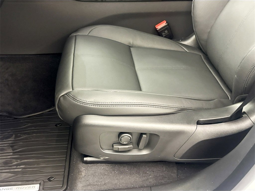 New 2026 Land Rover Range Rover Velar Dynamic SE image 19