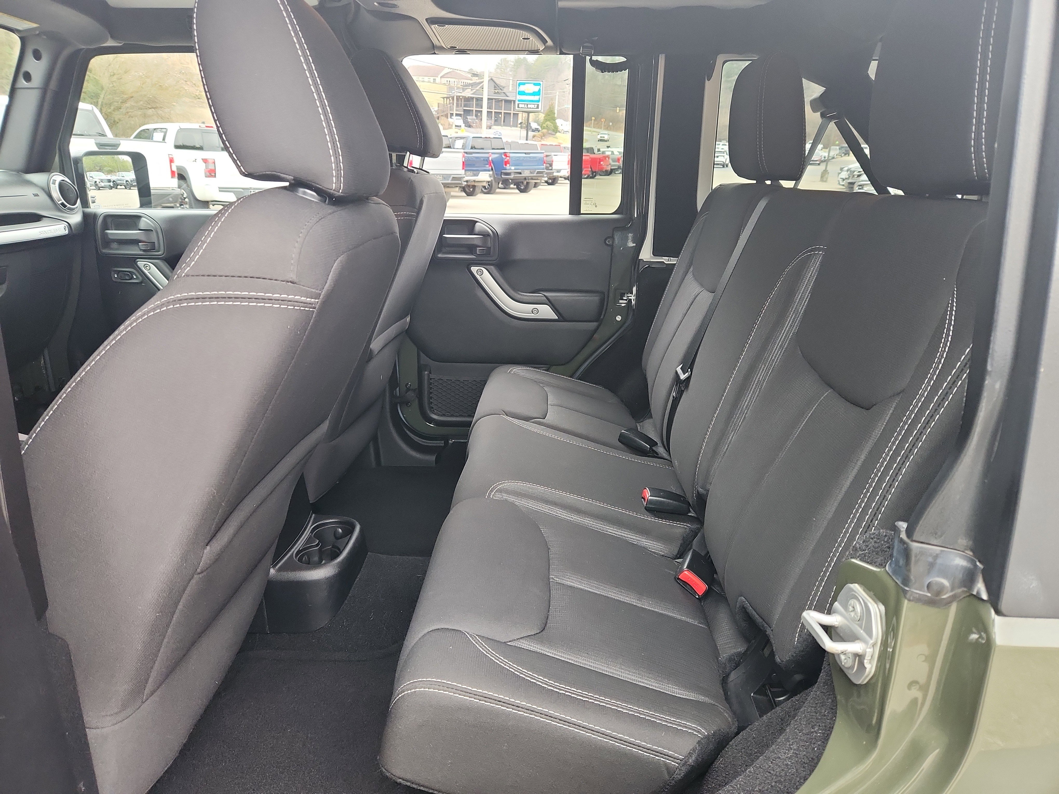 Used 2015 Jeep Wrangler Unlimited Rubicon w/ Connectivity Group image 32