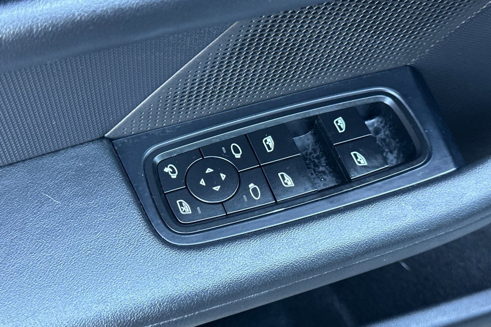 Used 2022 Porsche Taycan 4S image 12