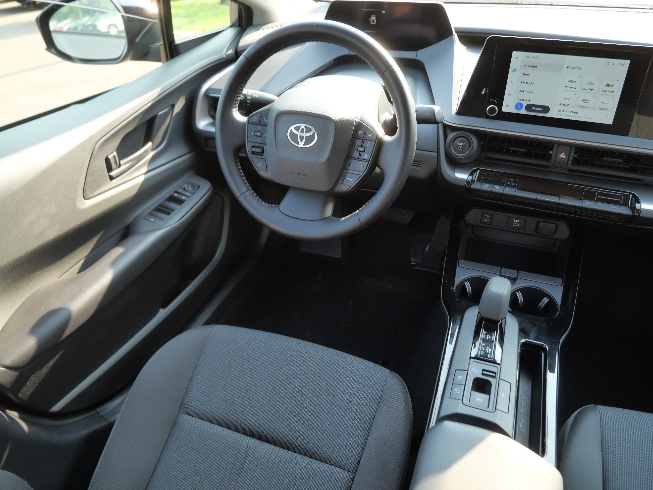 Certified 2025 Toyota Prius LE FWD image 10