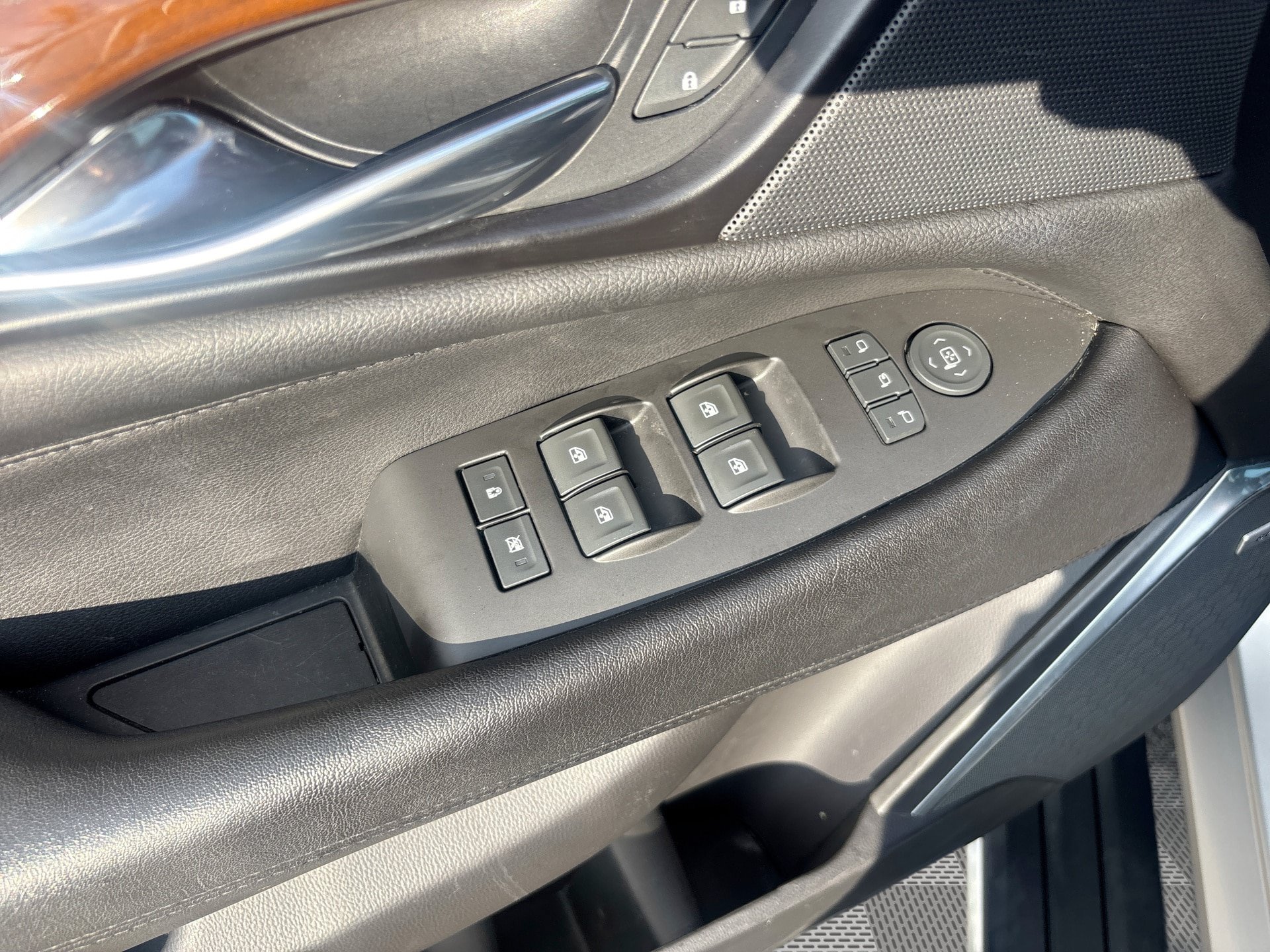 Used 2020 Cadillac Escalade ESV Premium Luxury RWD image 14