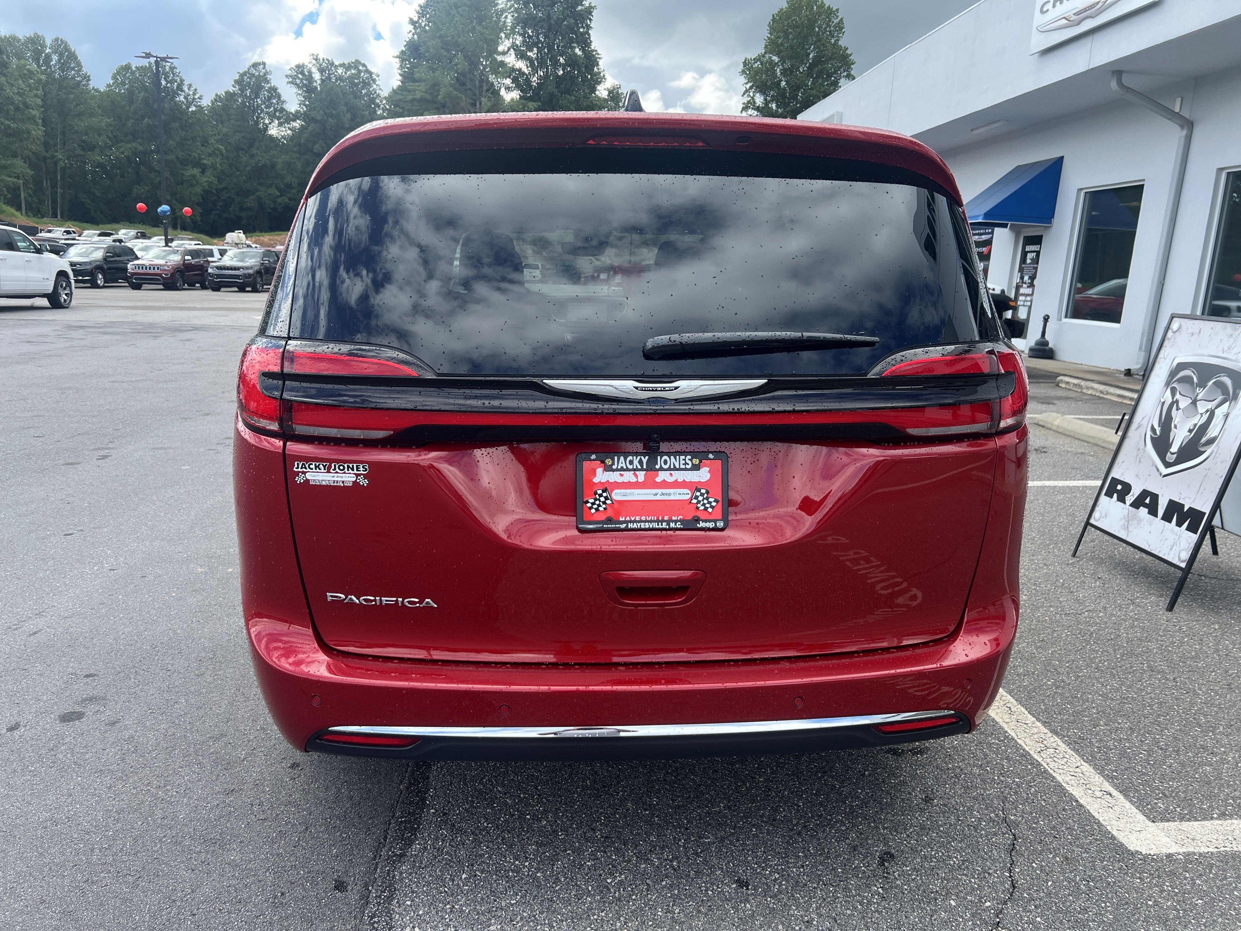 New 2026 Chrysler Pacifica Select image 2