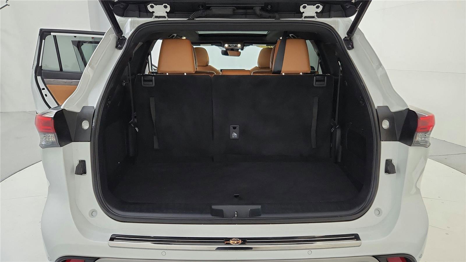 Used 2023 Toyota Highlander Platinum image 32