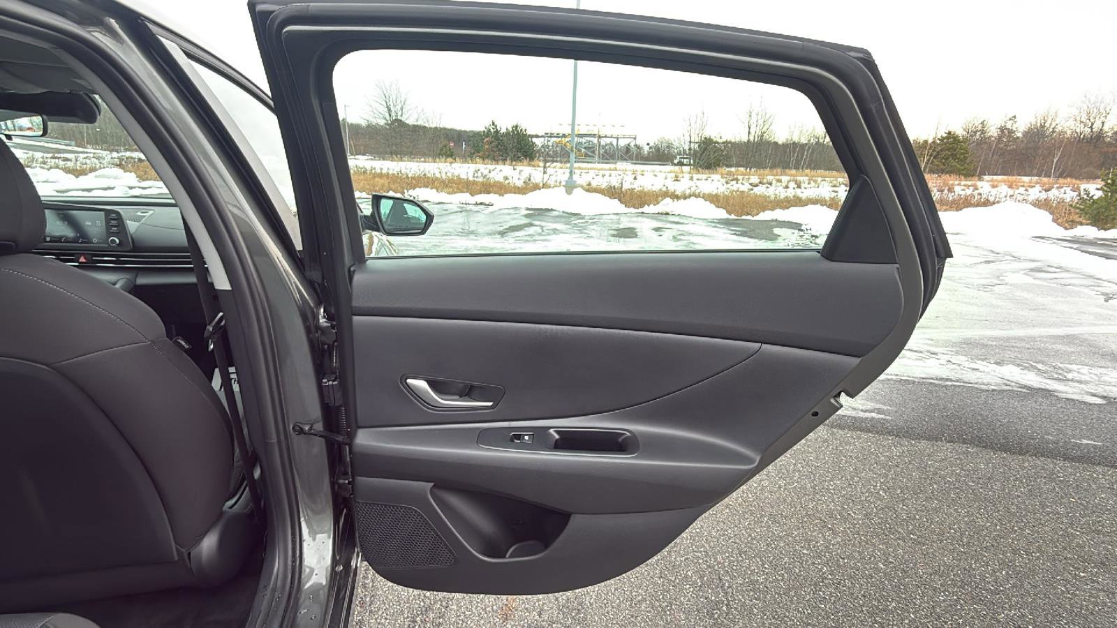 Used 2025 Hyundai Elantra SE image 20