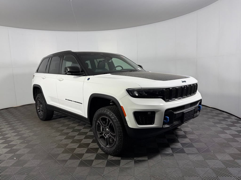Used 2025 Jeep Grand Cherokee Trailhawk w/ Advanced Protech Group II AWD/4WD image 5