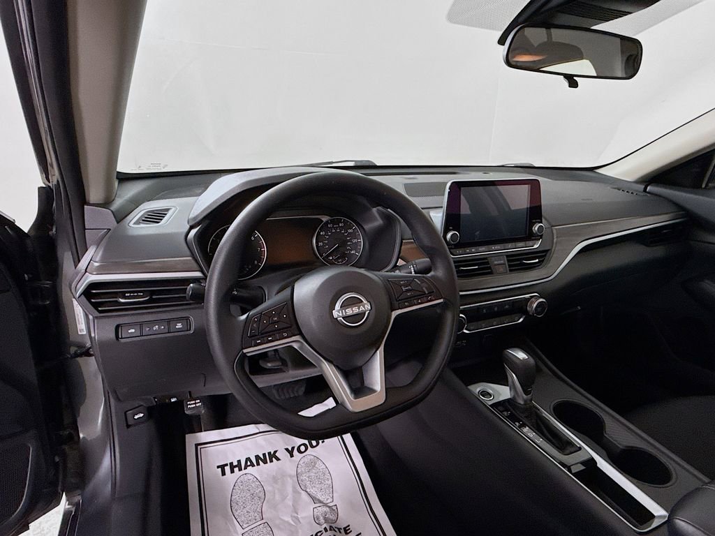 Used 2025 Nissan Altima 2.5 SV FWD image 9