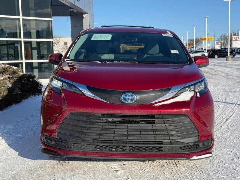 Used 2025 Toyota Sienna LE image 8