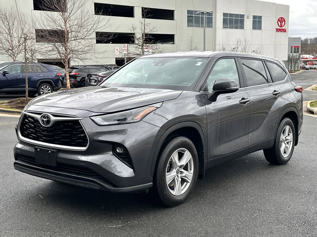 Used 2024 Toyota Highlander LE image 2