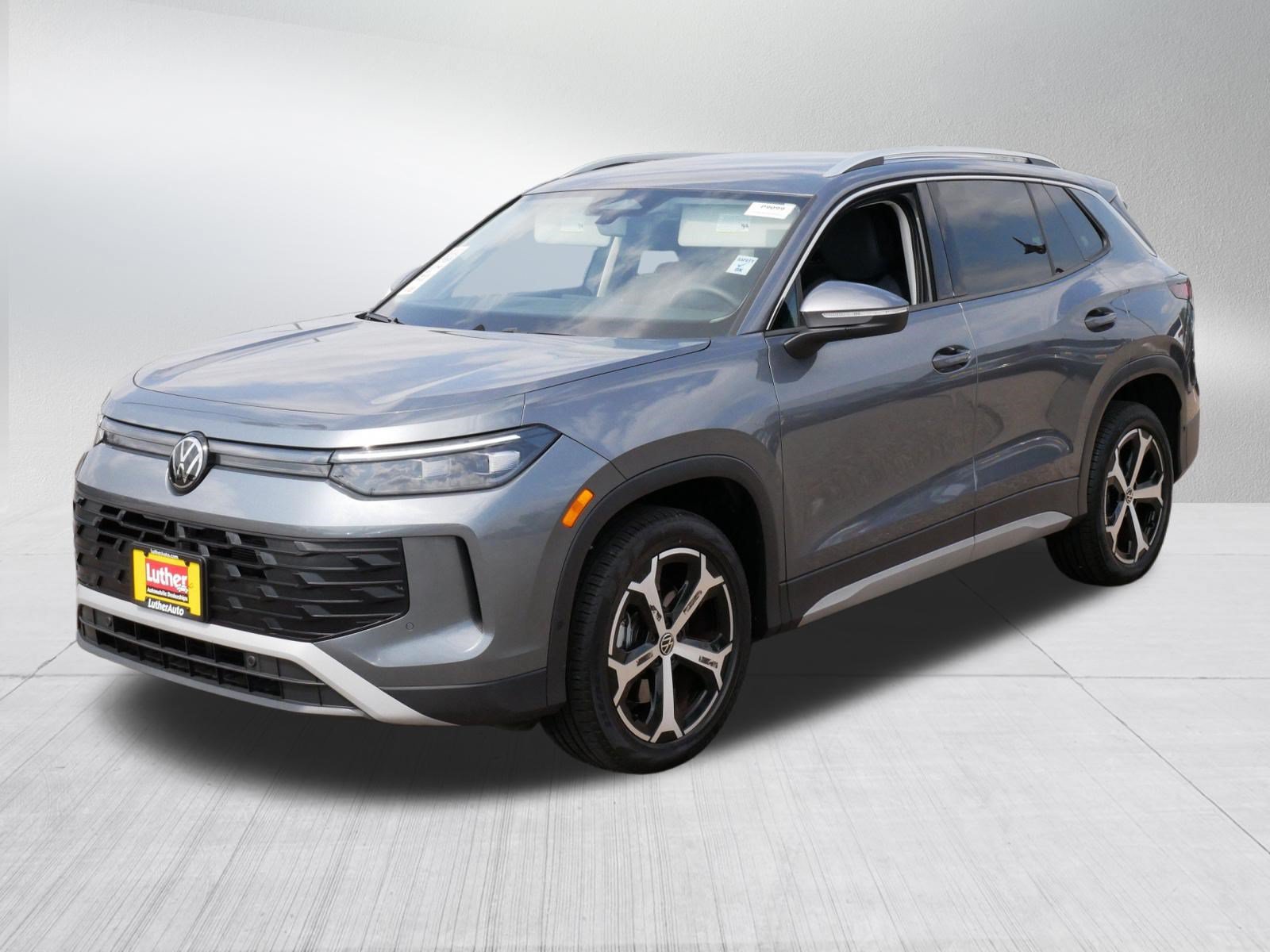 Certified 2025 Volkswagen Tiguan SE AWD/4WD image 3