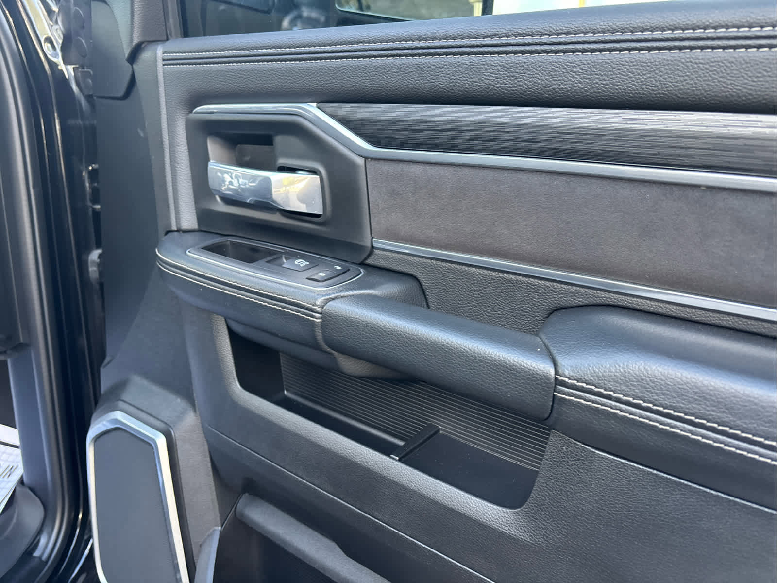 Used 2024 RAM 3500 Laramie w/ Night Edition image 33