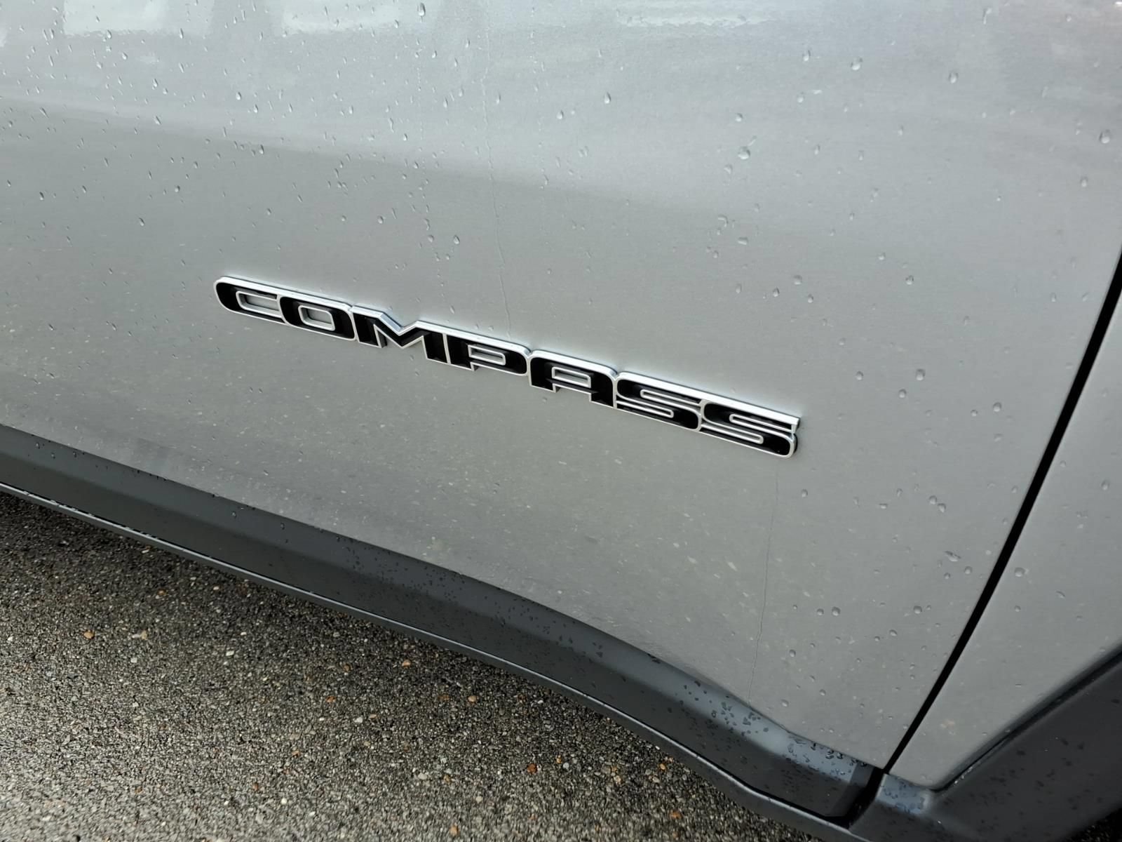Used 2024 Jeep Compass Latitude AWD/4WD image 8