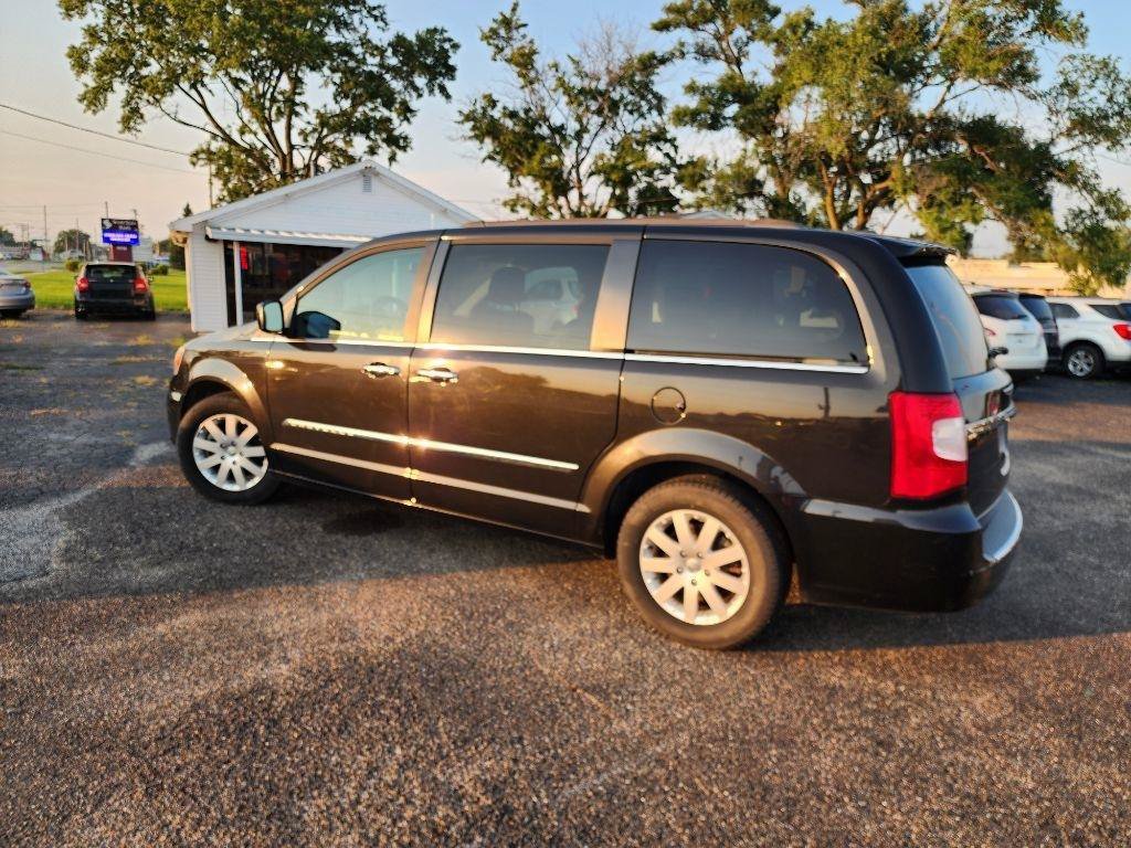 Used 2014 Chrysler Town & Country Touring w/ Driver Convenience Group FWD image 6