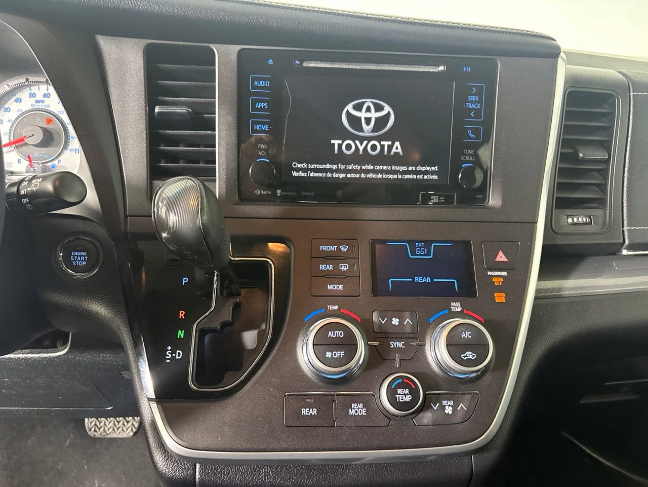 Used 2016 Toyota Sienna SE w/ SE Preferred Package FWD image 17