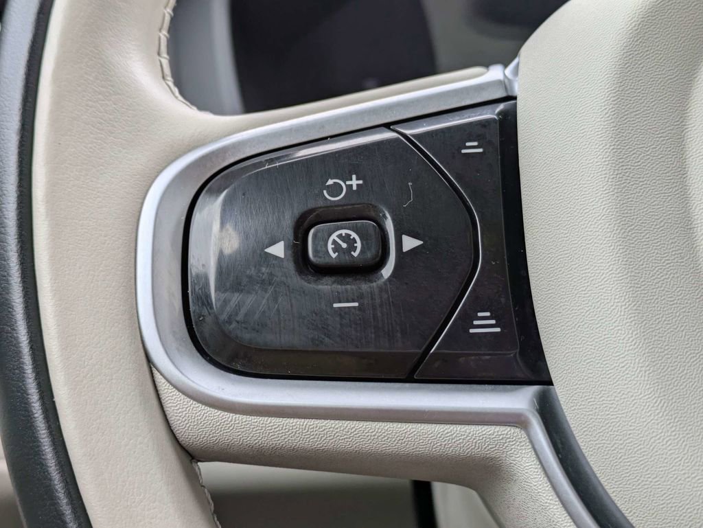 Certified 2025 Volvo XC60 B5 Ultra w/ Protection Package Premier AWD/4WD image 34