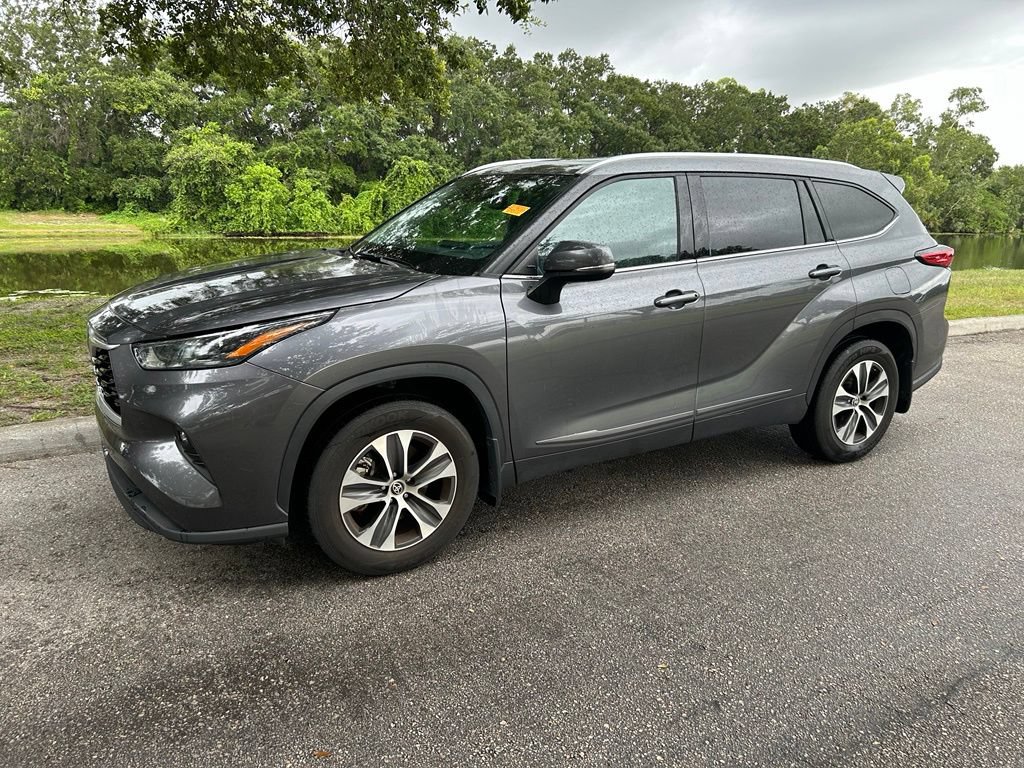 Used 2022 Toyota Highlander XLE AWD/4WD image 2