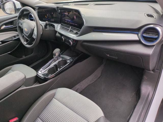 Used 2025 Chevrolet Trax LT FWD image 26