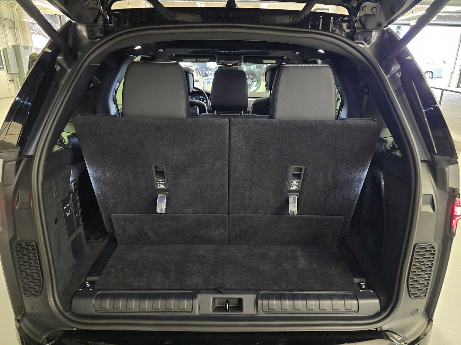 Used 2025 Land Rover Discovery Dynamic SE AWD/4WD image 15