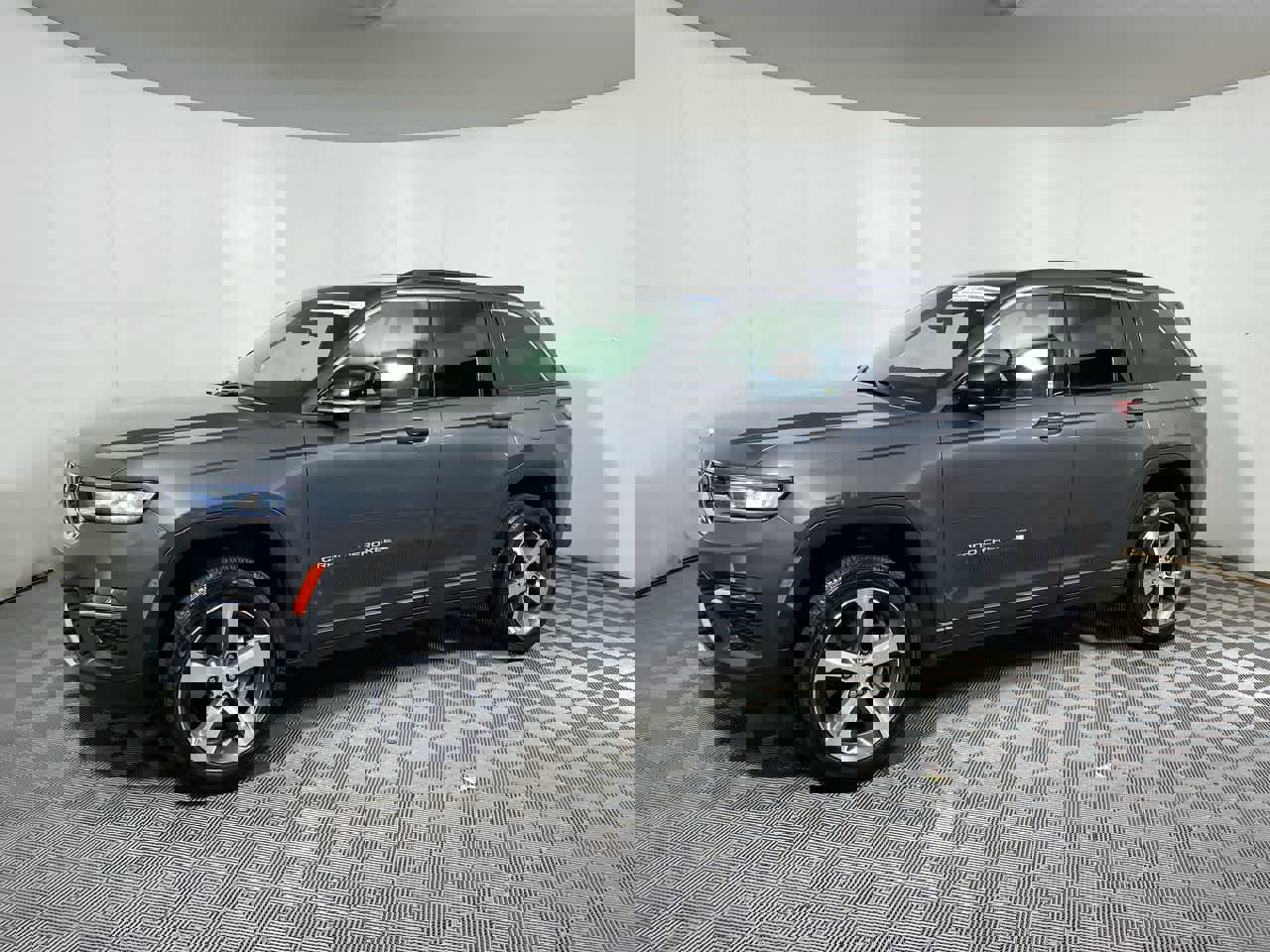 Used 2024 Jeep Grand Cherokee Limited image 11