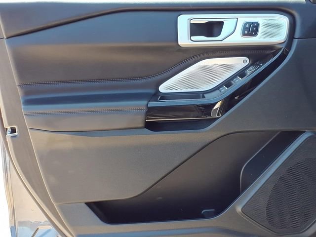 Certified 2023 Ford Explorer Platinum w/ Technology Package AWD/4WD image 9