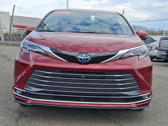 Used 2025 Toyota Sienna Platinum image 30