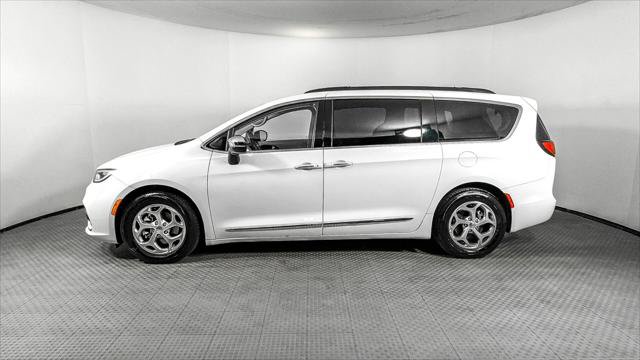Used 2023 Chrysler Pacifica Limited FWD image 3
