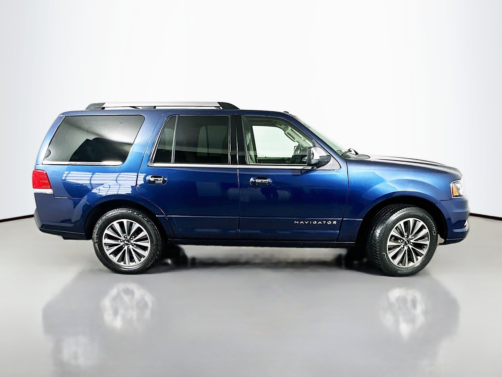 Used 2016 Lincoln Navigator Select AWD/4WD image 8