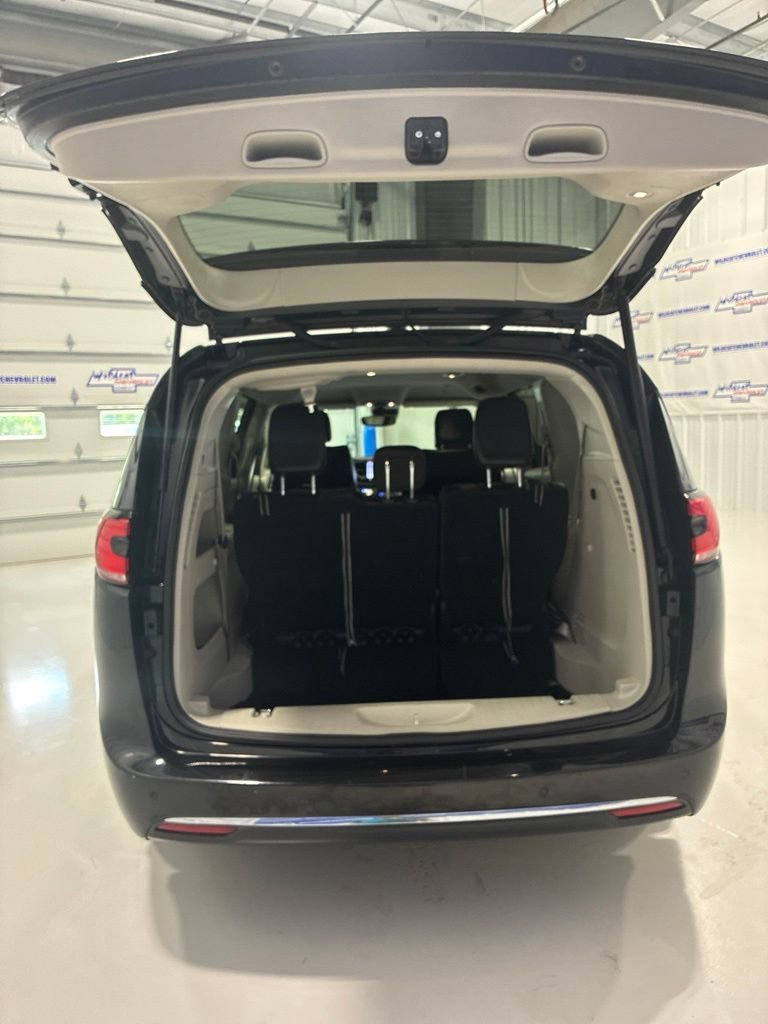 Used 2023 Chrysler Pacifica Touring-L FWD image 31