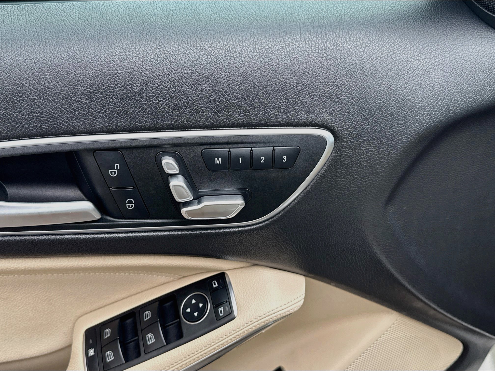 Used 2020 Mercedes-Benz GLA 250 4MATIC w/ Premium Package image 17