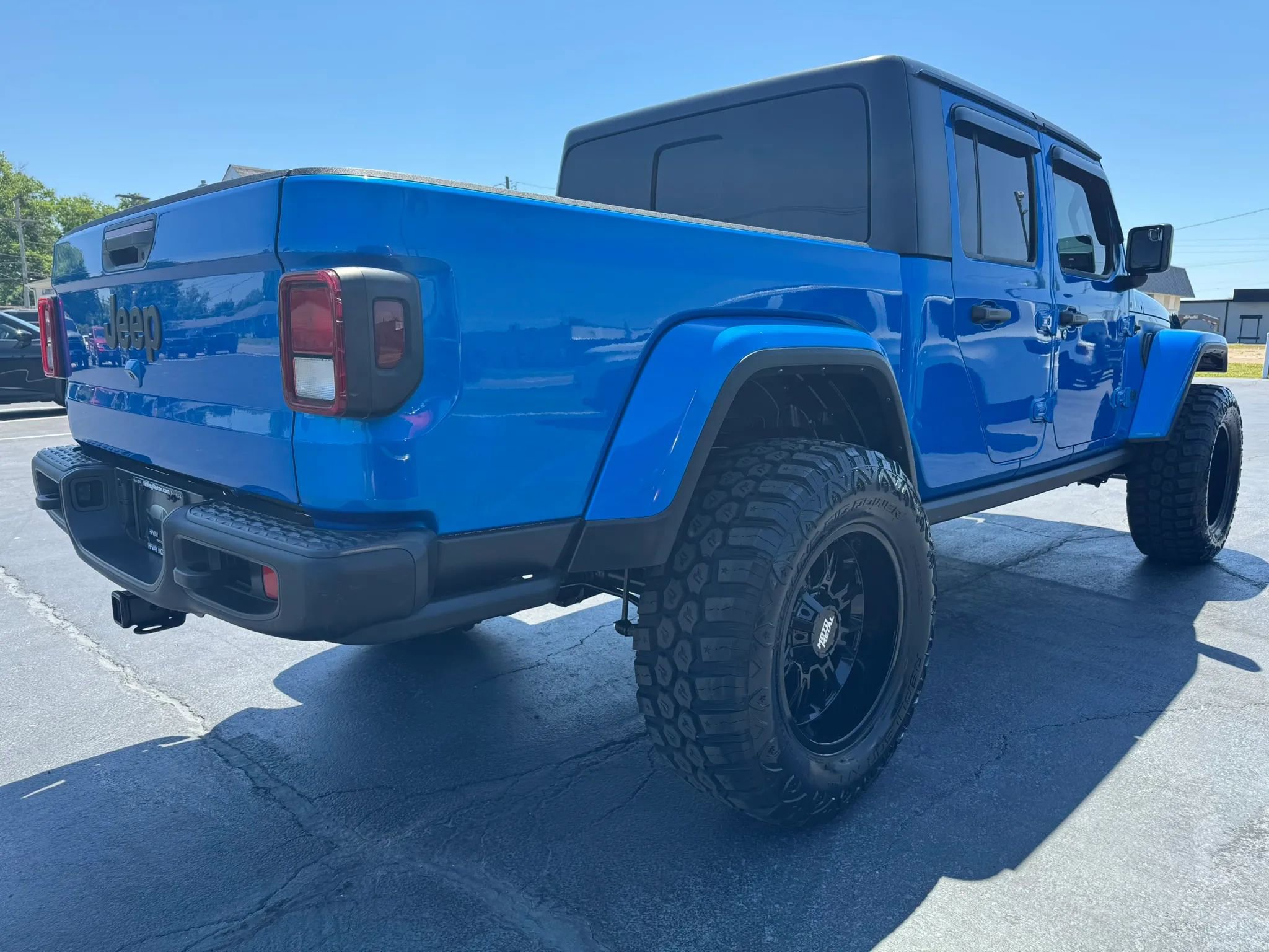 Used 2023 Jeep Gladiator Sport AWD/4WD image 3