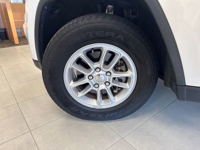 Used 2020 Jeep Grand Cherokee Laredo AWD/4WD image 30