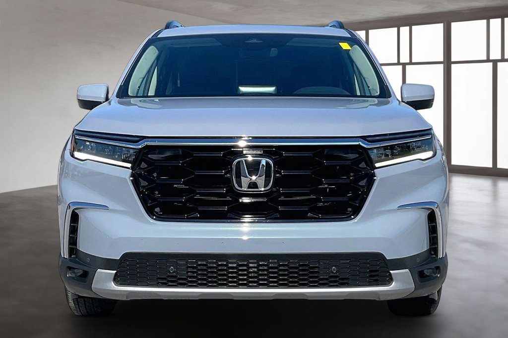 Used 2025 Honda Pilot Touring image 2
