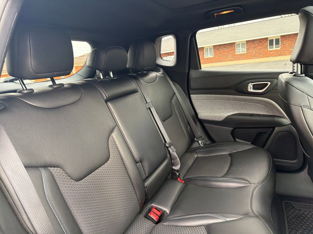 Used 2025 Jeep Compass Latitude w/ Sun & Sound Group image 20