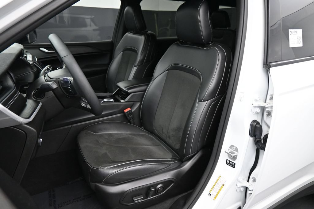 Used 2023 Jeep Grand Cherokee L Laredo AWD/4WD image 18
