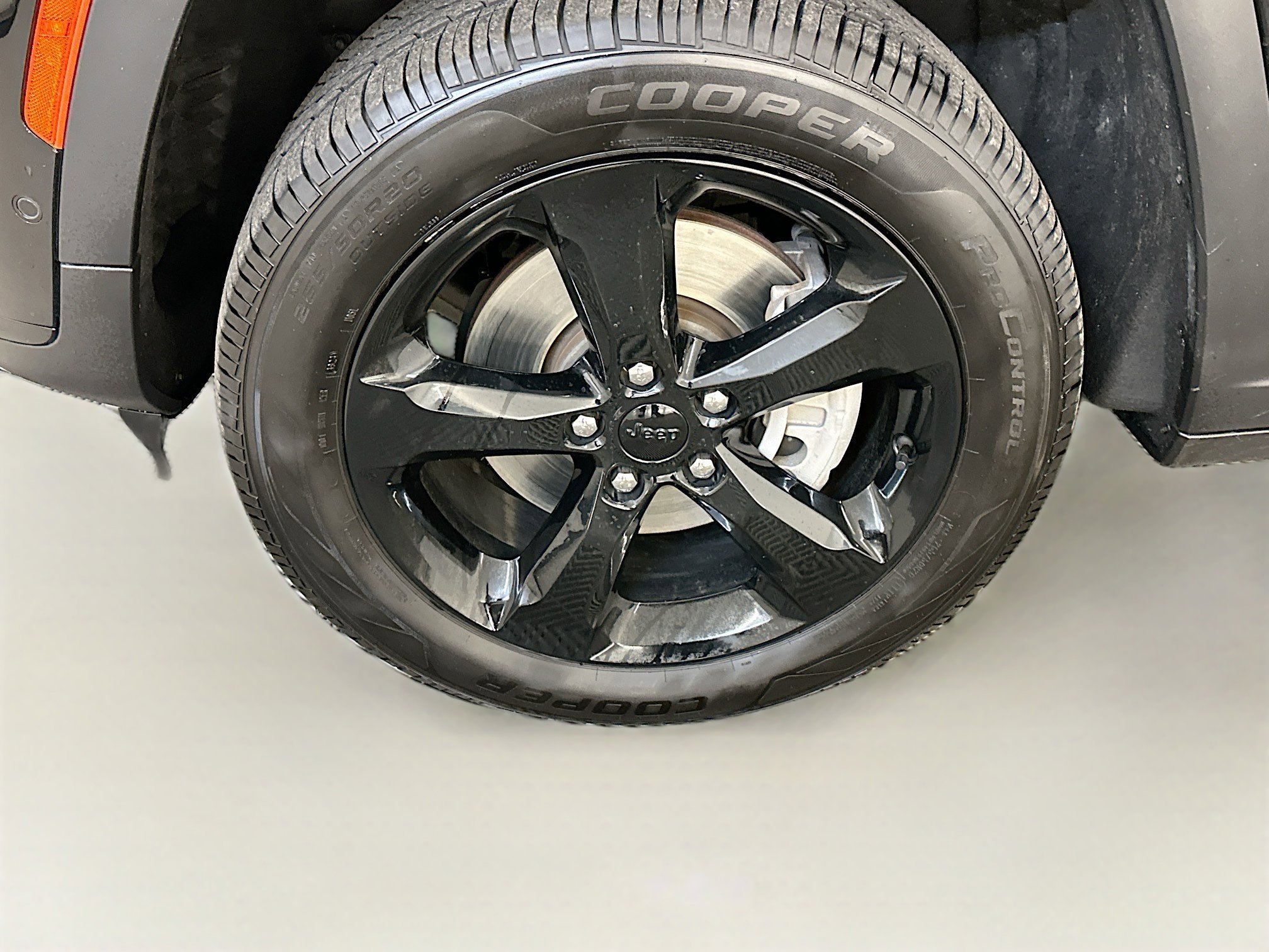 Used 2023 Jeep Grand Cherokee L Limited w/ Luxury Tech Group II image 11