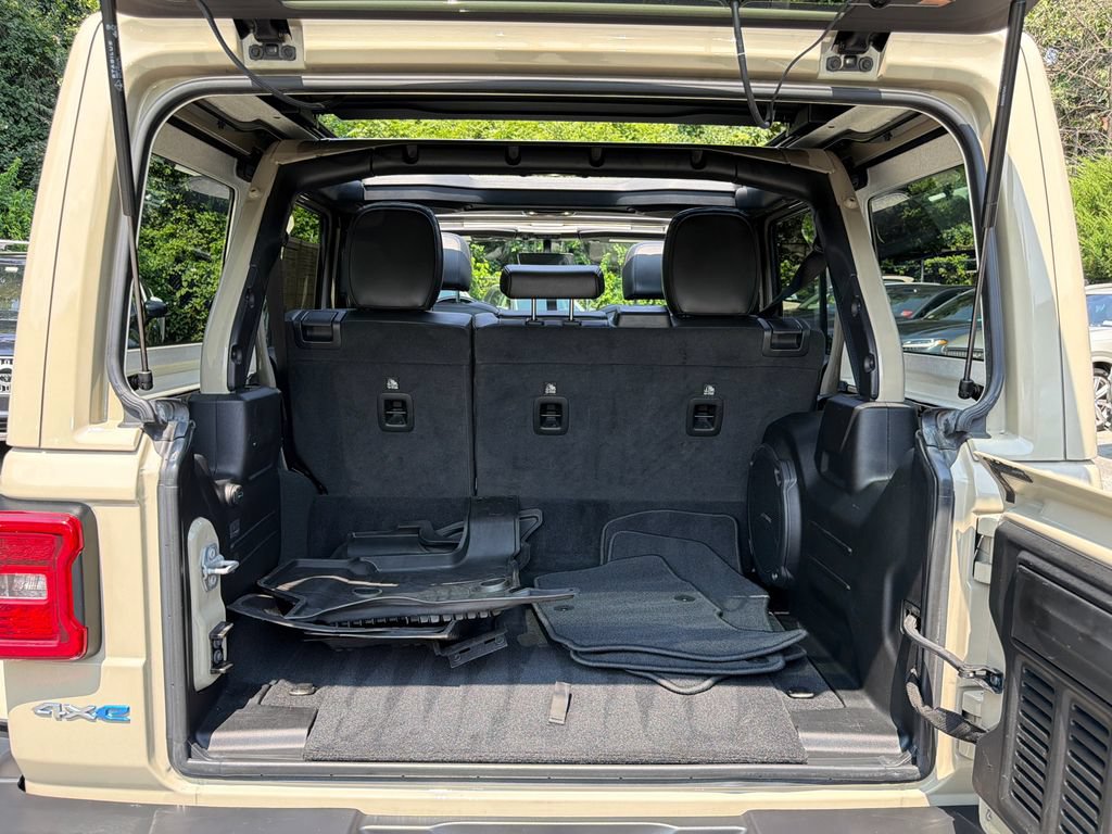 Used 2022 Jeep Wrangler Unlimited Sahara AWD/4WD image 6
