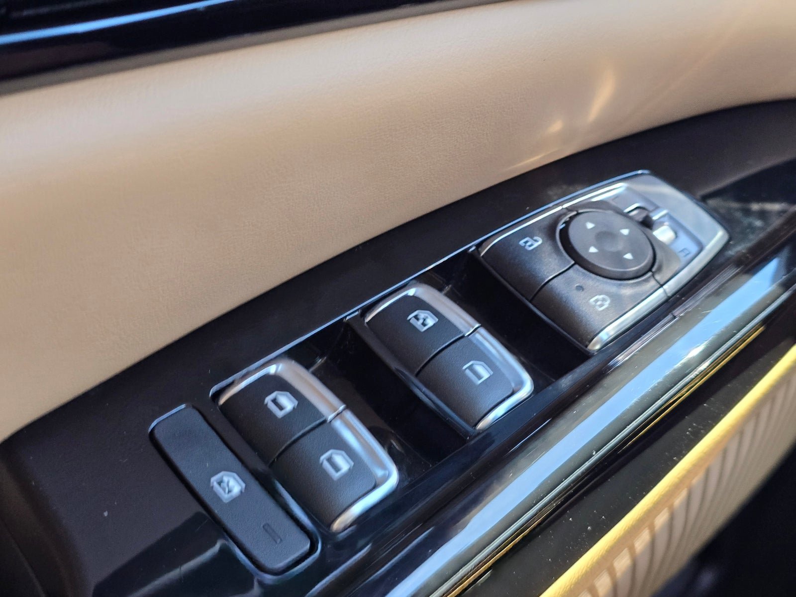 Used 2024 Kia Carnival EX FWD image 23
