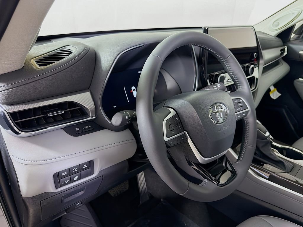 New 2026 Toyota Highlander Platinum image 9