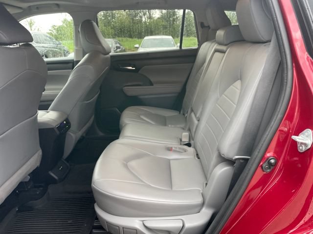 Used 2021 Toyota Highlander XLE AWD/4WD image 28