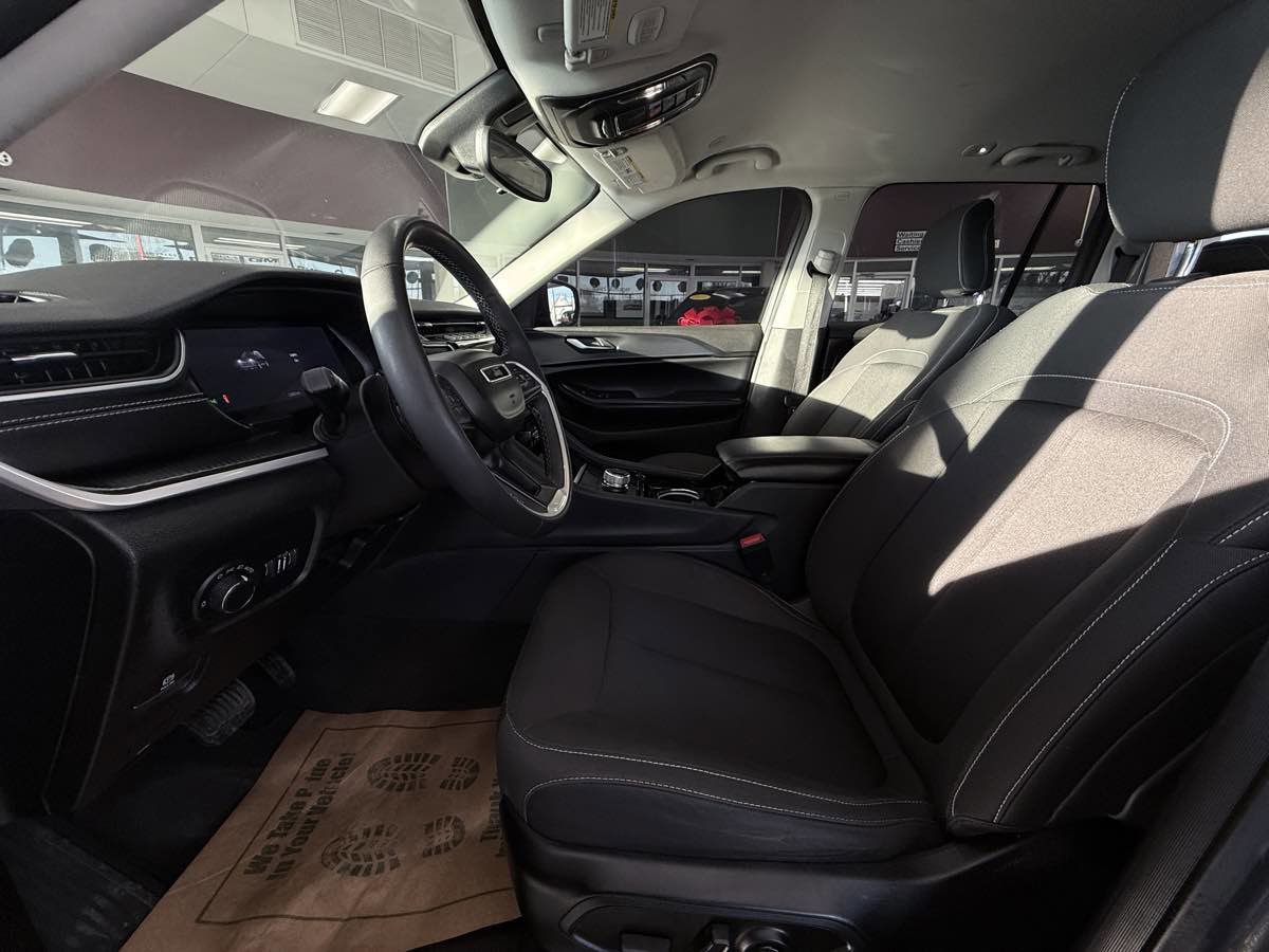 Used 2023 Jeep Grand Cherokee Laredo w/ Luxury Tech Group I image 24