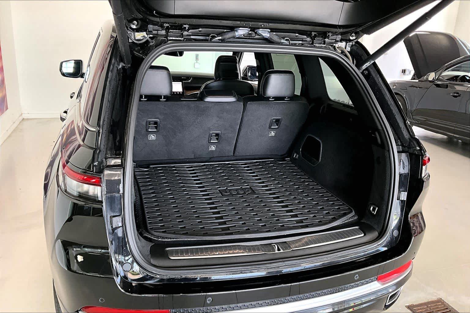 Used 2022 Jeep Grand Cherokee Summit AWD/4WD image 16