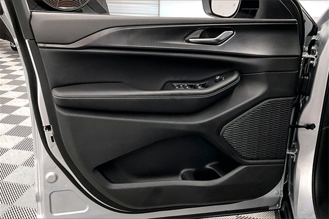 Used 2023 Jeep Grand Cherokee Laredo image 17