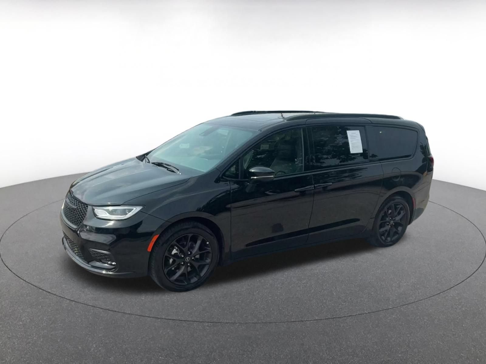 Used 2025 Chrysler Pacifica Limited FWD image 7