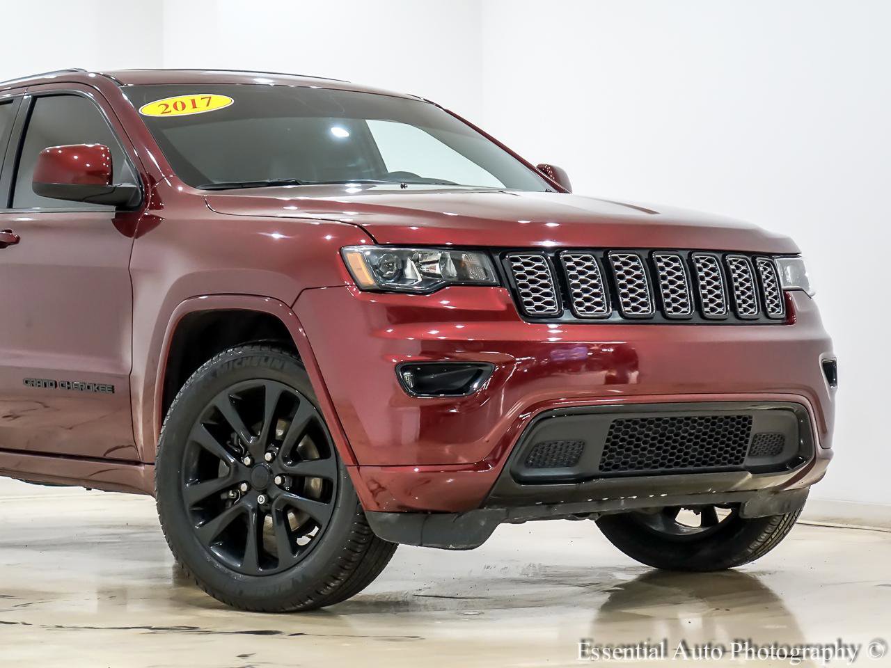 Used 2017 Jeep Grand Cherokee Altitude AWD/4WD image 2