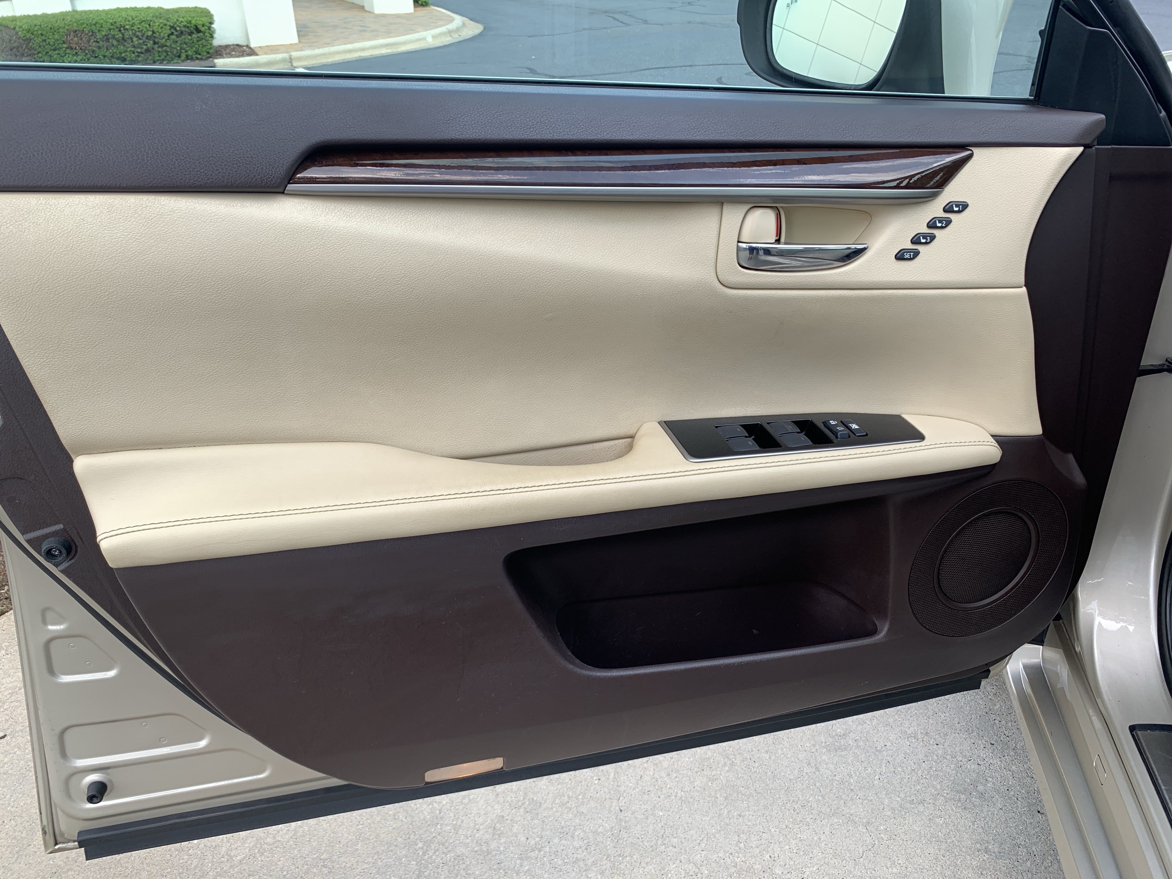 Used 2016 Lexus ES 350 w/ Luxury Package w/Wood Trim FWD image 14