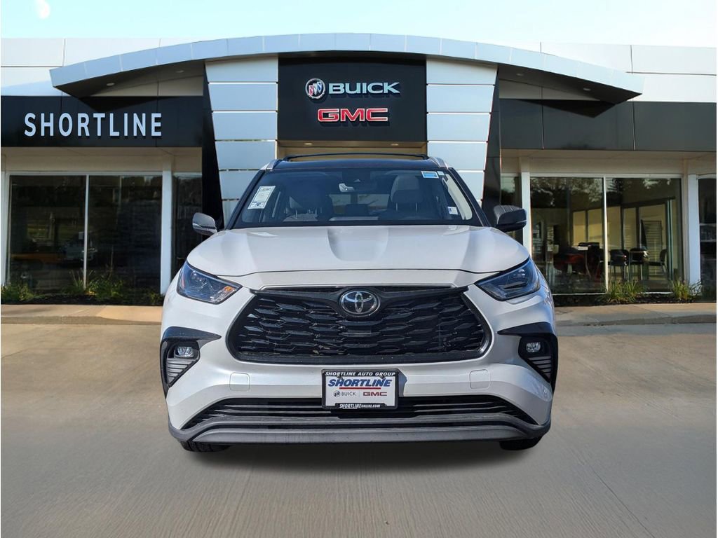 Used 2022 Toyota Highlander XLE AWD/4WD image 10