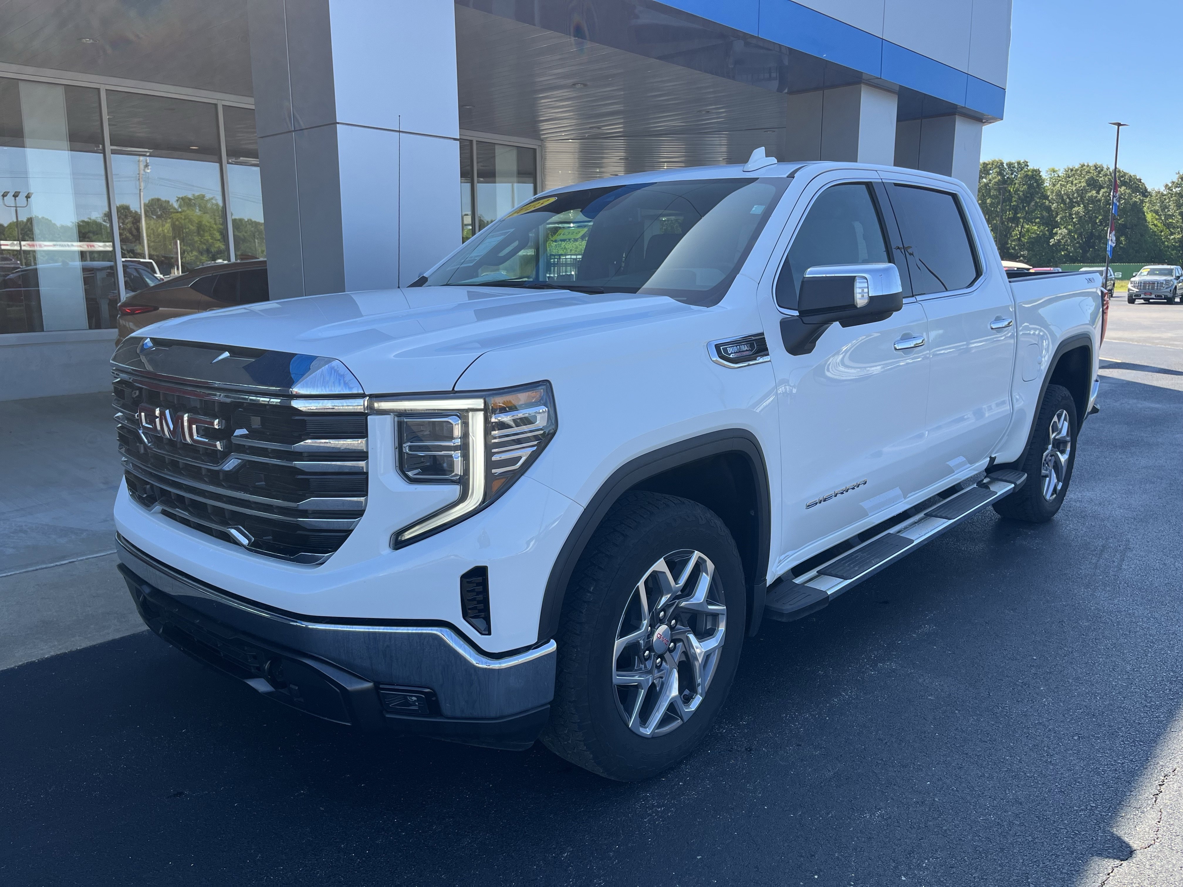 Used 2023 GMC Sierra 1500 SLT w/ SLT Premium Package AWD/4WD image 1