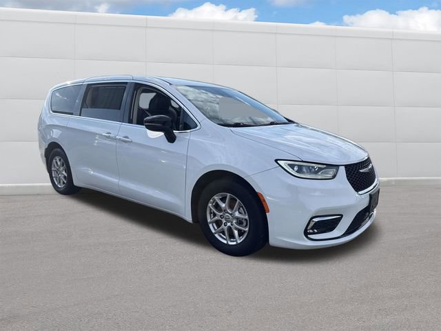 Used 2024 Chrysler Pacifica Touring-L image 12