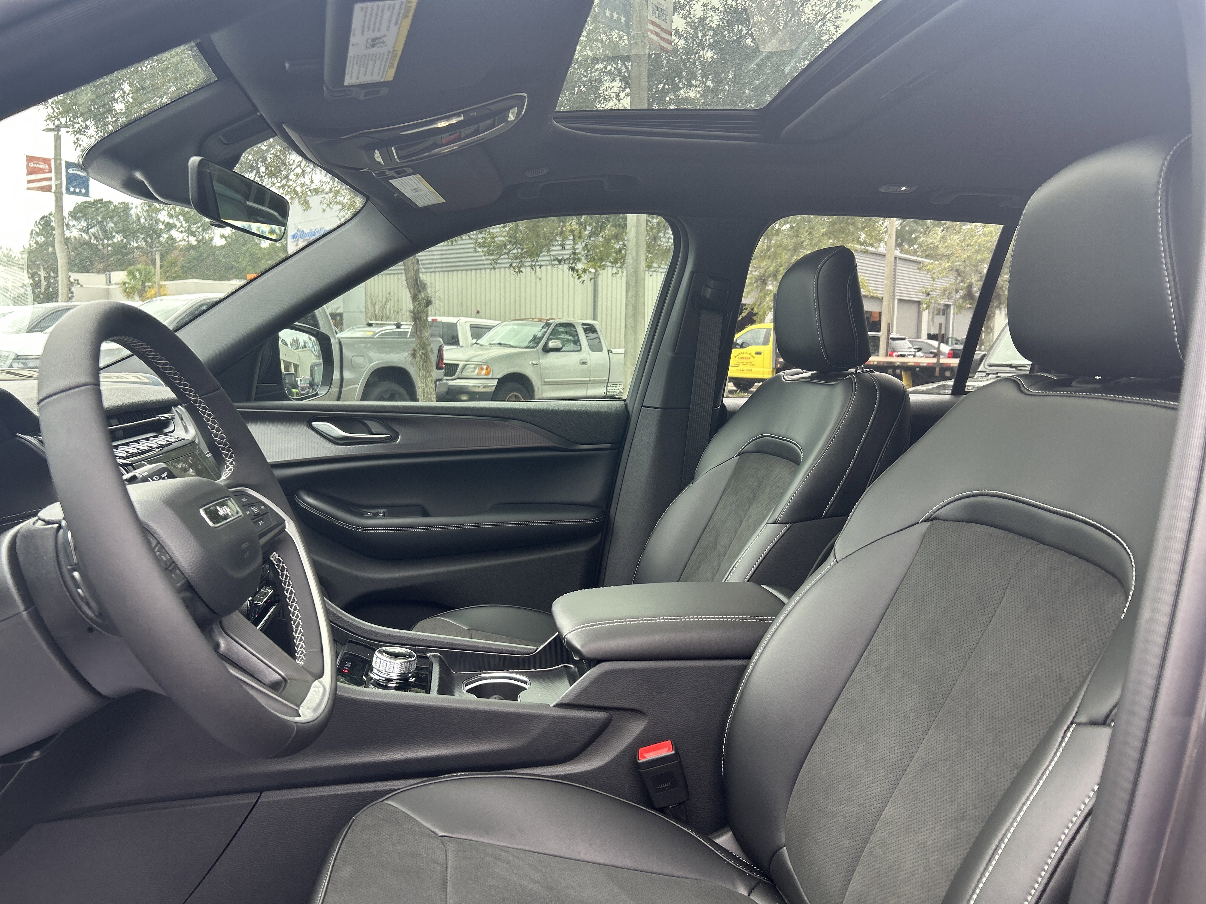 New 2025 Jeep Grand Cherokee Altitude image 13