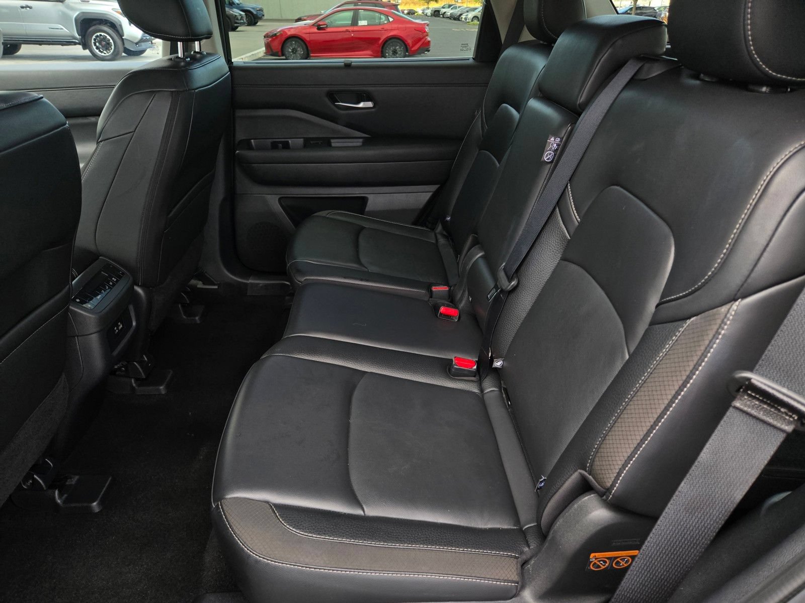Used 2025 Nissan Pathfinder SL FWD image 11